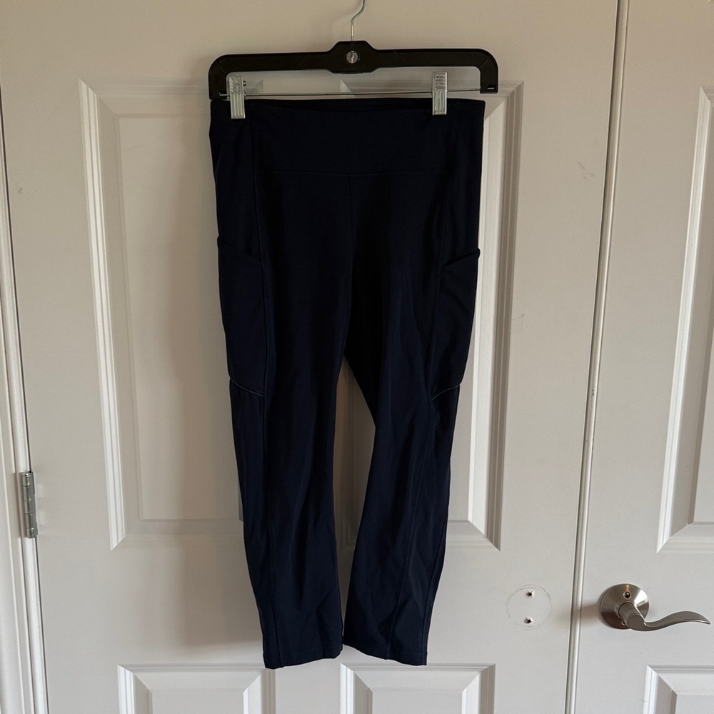Lululemon Size 6 Navy Blue Capri Leggings Back Zipper Pocket